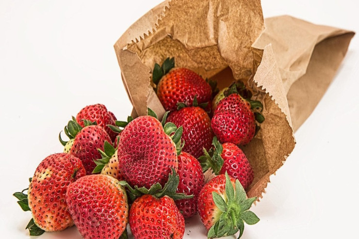 Soyuducuda çiyələk acı olur:  Şirin qalması üçün nə etməli? 