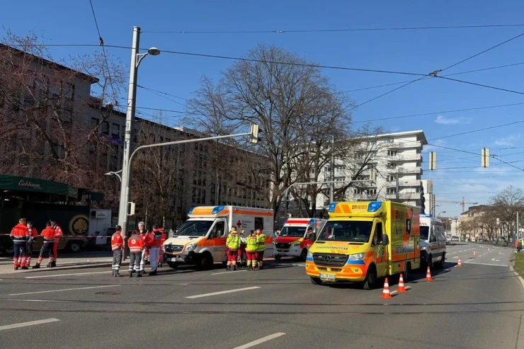 Kişi avtomobili izdihamın üstünə sürdü  - Arvadı və qızı da yaralandı - YENİLƏNİB 