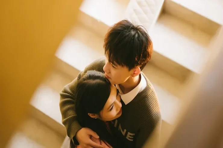 Subay çinli qızlar kişilərə qucaqlaşmaq üçün pul ödəməyə  hazırdırlar, amma...