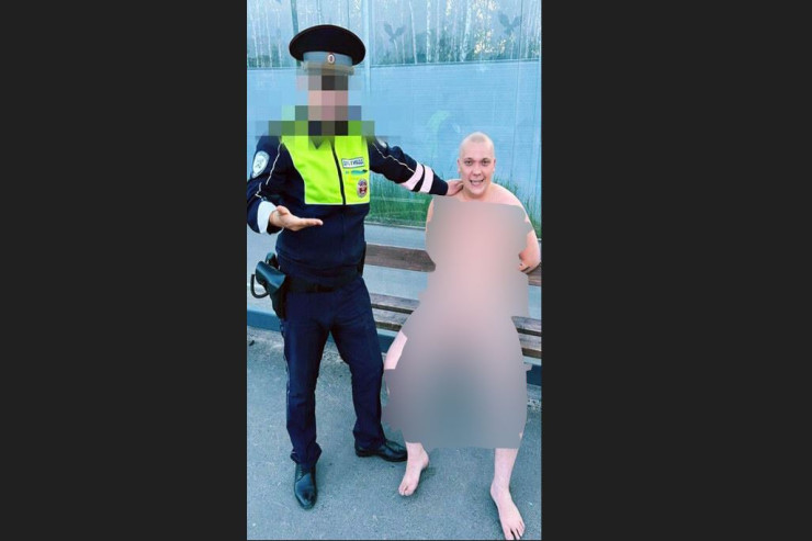 Çılpaq kişi küçədə yol polisi ilə şəkil çəkdirdi 