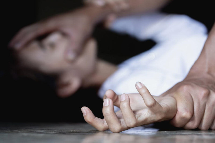 Ana-oğul intim filmə çəkilmək istəməyən qadını döyüb zorladılar 