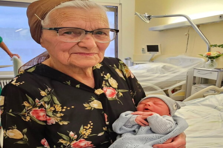86 yaşlı qadının 100-cü nəticəsi  doğuldu