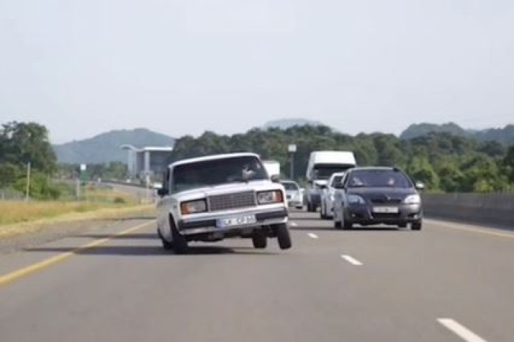 Ələt-Astara yolunda iki təkər qaldıran  "avtoş" həbs olundu - VİDEO 