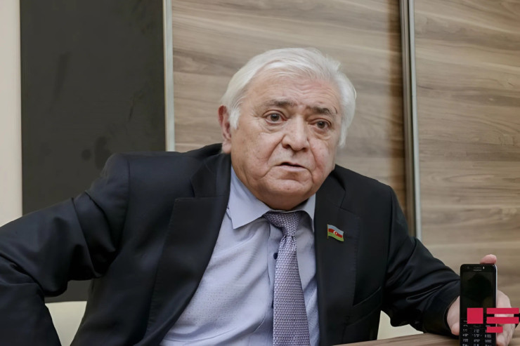 Telefonuma mesaj yazıb biri dərmanpulu,  biri çörəkpulu istəyir - Aqil Abbas