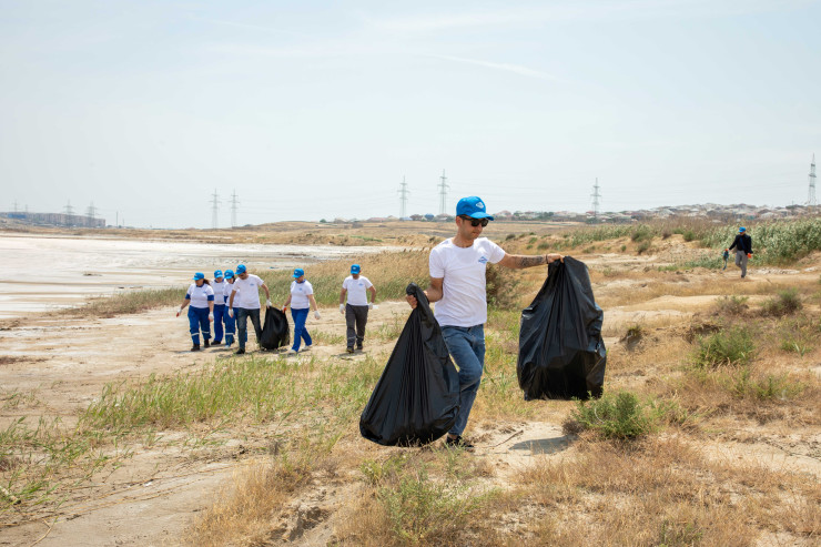 Azərduz markasından ətraf mühitə töhfə: Masazır duz gölləri ətrafı tullantılardan təmizləndi