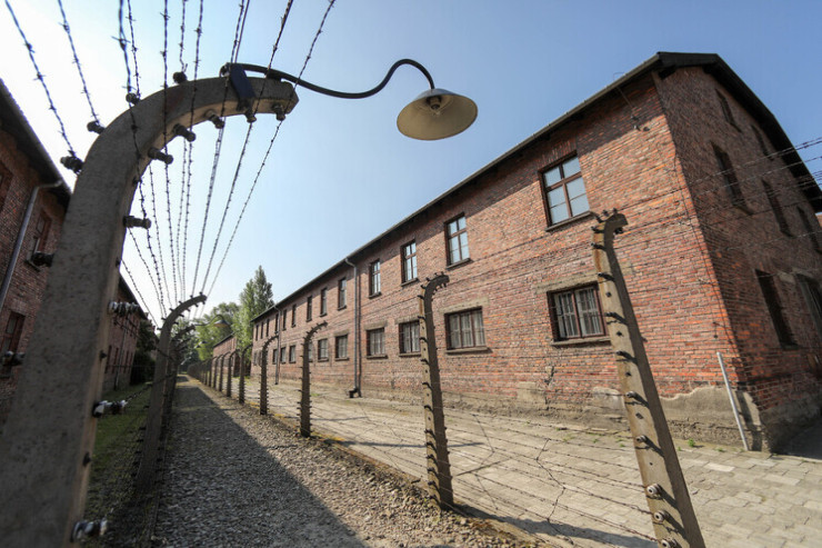 Bazar günü əylənmək üçün  məhbusları GÜLLƏLƏYİRDİLƏR - Qanlı tarix indi ÜZƏ ÇIXIR 