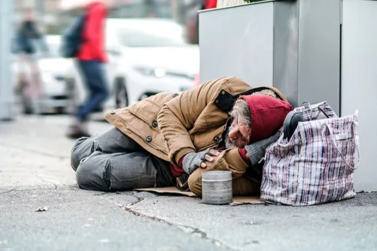 Küçədə yaşayan kişi ona ev verən qadını vəhşicəsinə öldürdü 
