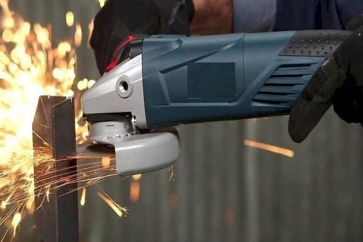 Ağdamda DƏHŞƏT:  laqonda kişinin ayağını kəsdi 