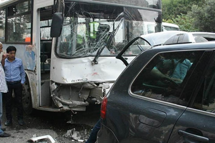 Bakıda minik maşını avtobusla toqquşdu 