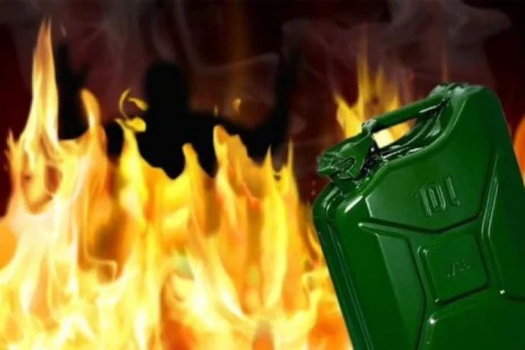 Bakıda kişi yola benzin tökdü, özü də yandı 