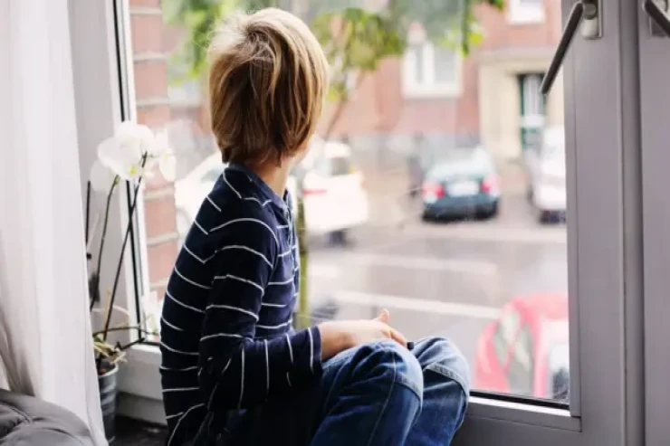 Autizmli uşaq onuncu mərtəbədən yıxılıb öldü 