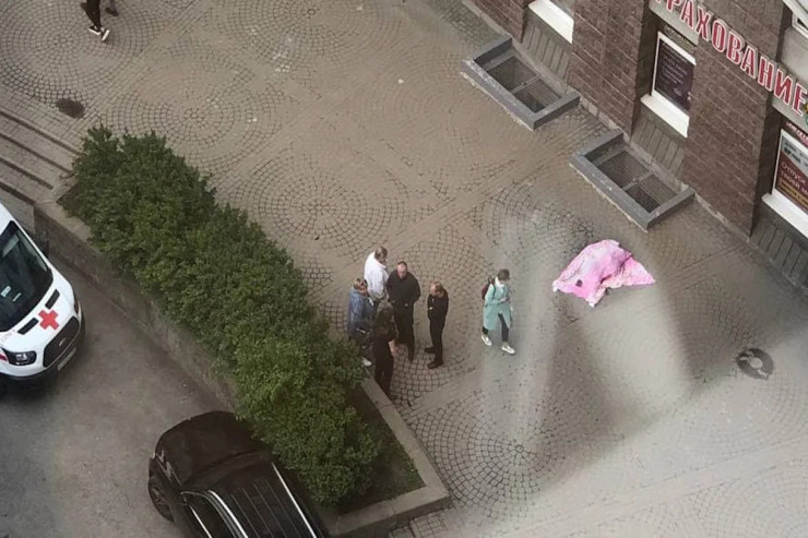 Ər-arvad binadan yıxıldı,  qadın öldü