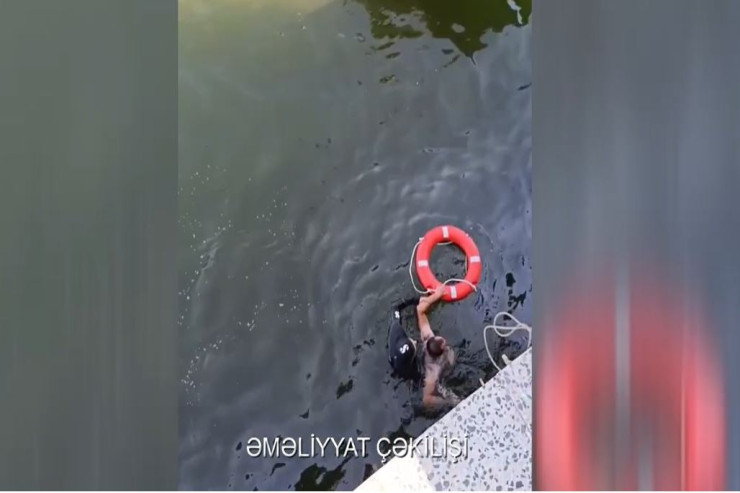 Bulvarda kişi dənizə düşdü - VİDEO 