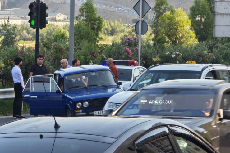 Jurnalistlərin binasının qarşısında  qəza
