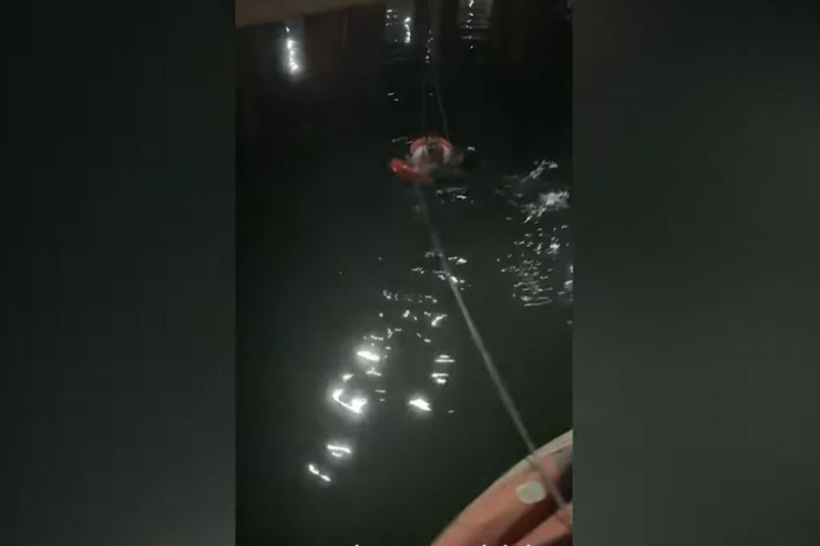 26 yaşlı oğlan bulvarda dənizə düşdü - VİDEO 