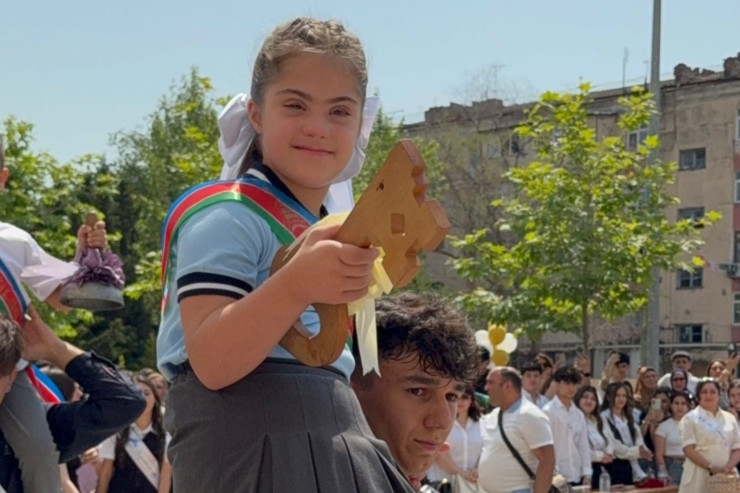 Bilik açarını o aldı -  VİDEO 