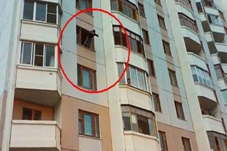 Bakıda azyaşlı binadan yıxılıb öldü 