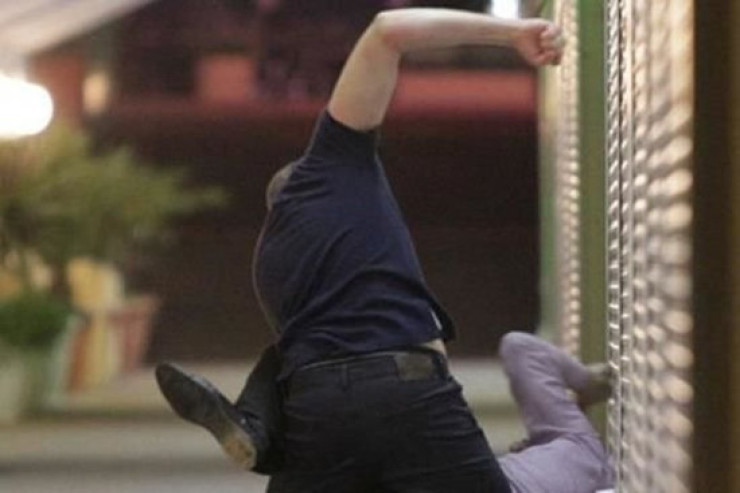 Küçədə döyüb hər şeyini əlindən aldı - BAKIDA 