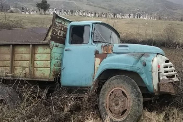 Şəkidə yük maşını aşdı, ölən var