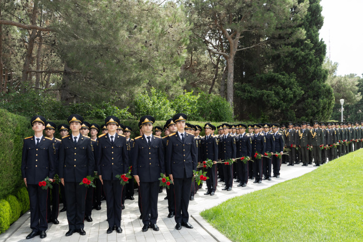 DİN-in kursantları Fəxri Xiyabanda  