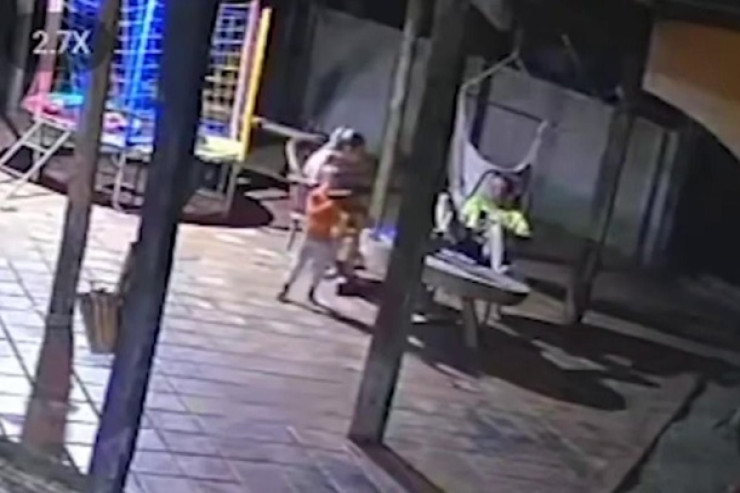 İki yaşlı oğlan  anasını öldürdü   -  VİDEO 