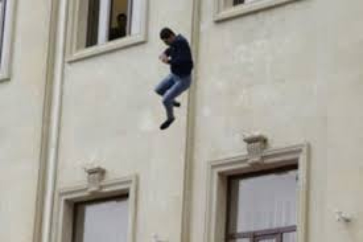 Şəmkirdə yeniyetmə oğlan  5-ci mərtəbədən yıxıldı 