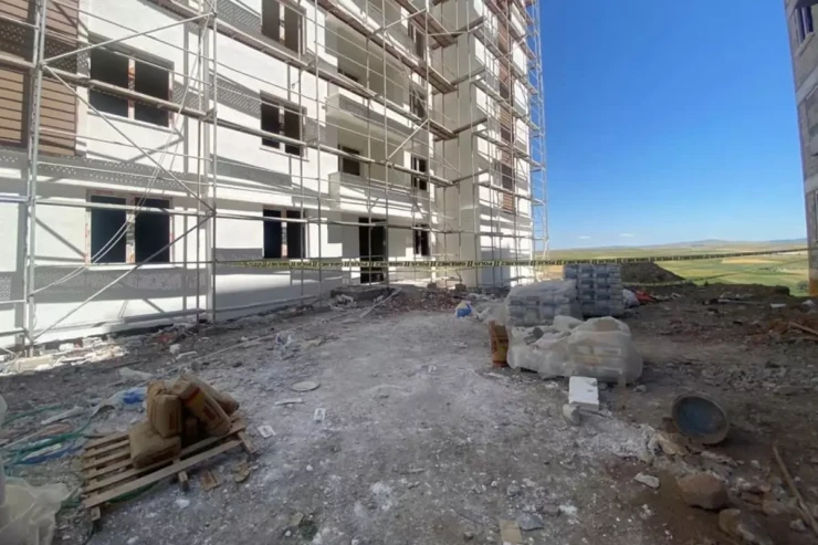 71 yaşlı inşaat işçisi ilk iş günündə   yıxılıb öldü