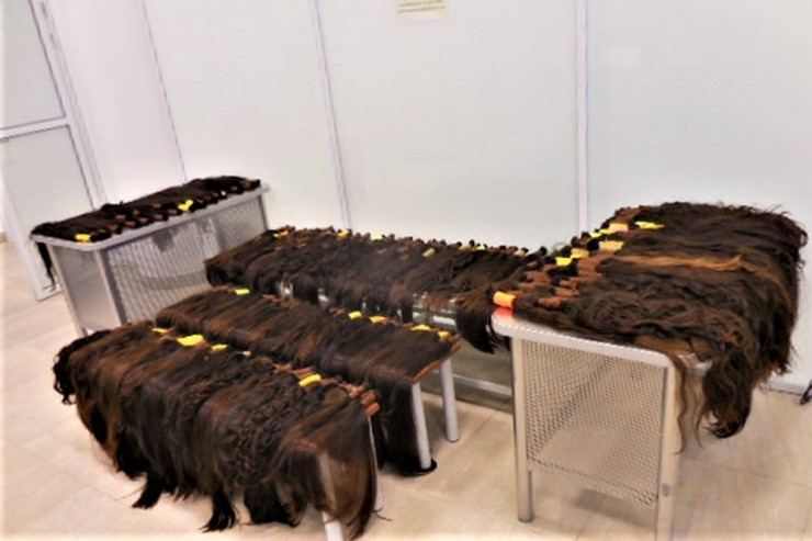 Gözəllik salonları üçün xaricdən 40 kilo insan saçı gətirən  saxlanıldı