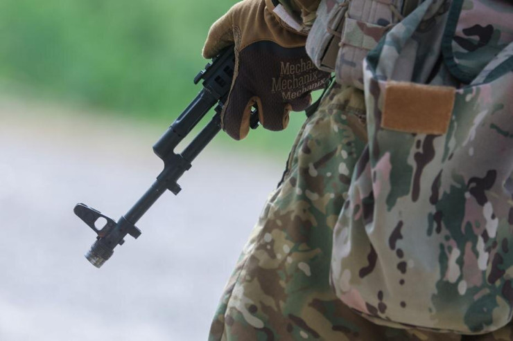 Hərbçi arvadının sevgilisini  tarlada güllələdi