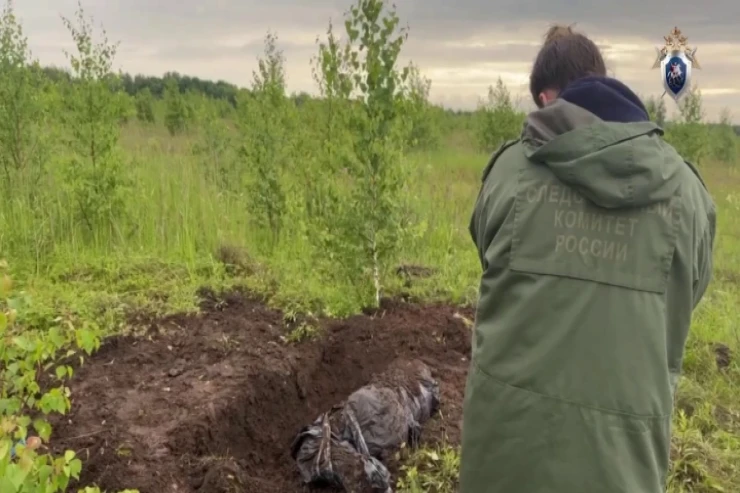 Gənc oğlan sevgilisini öldürüb  anası ilə tarlada basdırdı
