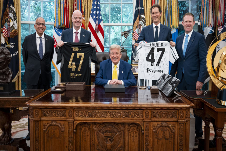 Tramp “Yuventus”u Ağ evdə qəbul etdi:  Onlardan transgenderlər haqqında  soruşdu