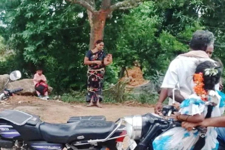 Kreditor borclunun arvadını ağaca bağlayıb döydü 