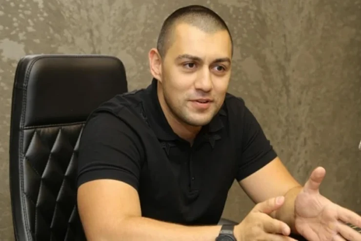 “Face studio”nun sahibinin adı QALMAQALDA:  uşağını anasından almaq istəyir