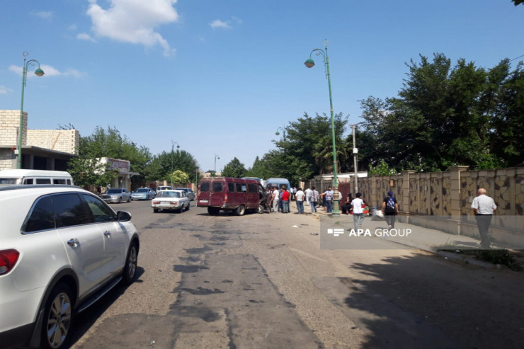 Mikroavtobus minik maşını ilə toqquşdu: 4 nəfər yaralandı - YENİLƏNİB 