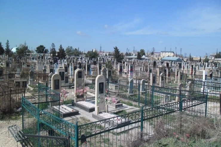 Bakıda qəbiristanlıqda həmyaşıdı öldürən yeniyetməyə HÖKM OXUNDU 