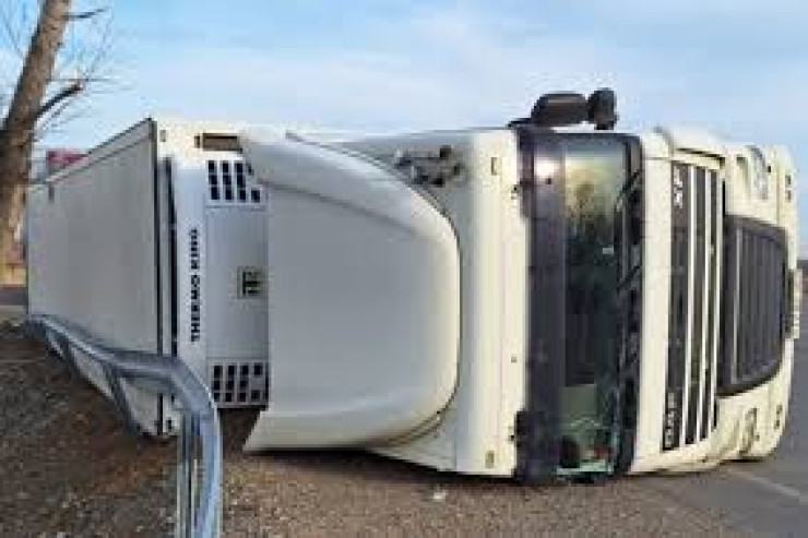 Hacıqabulda TIR aşdı,  türkmənistanlı sürücü öldü 