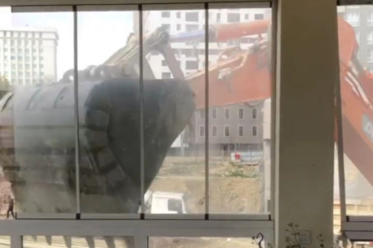 Yasamalda evi sökən ekskavator sürücüsü azadlığa buraxıldı 