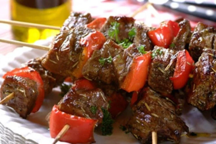 Bibər və rozmarinlə mal ətindən kabablar: şişdə yay dadı 
