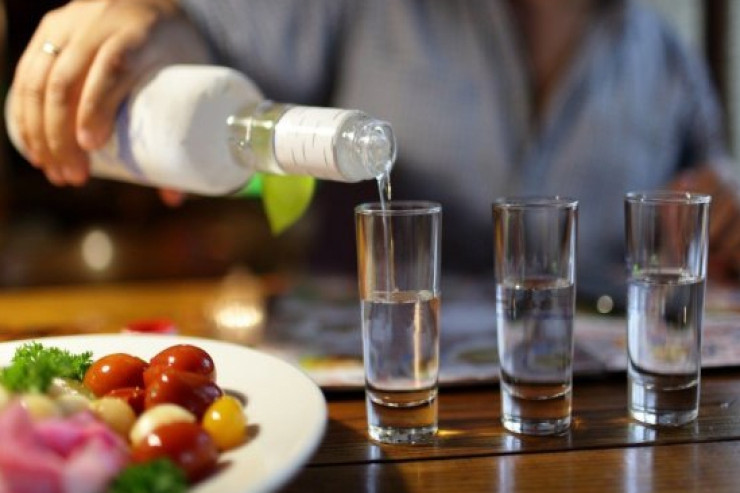 İmtahanlar bitdiyi üçün  sevinib 1 litr araq içdi, komaya düşdü 