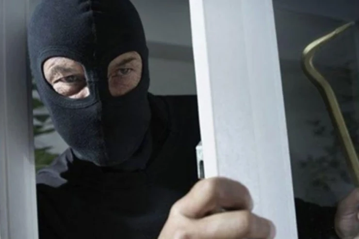 Maska taxıb mağazada gizləndi, gecəyarı kassanı yardı  