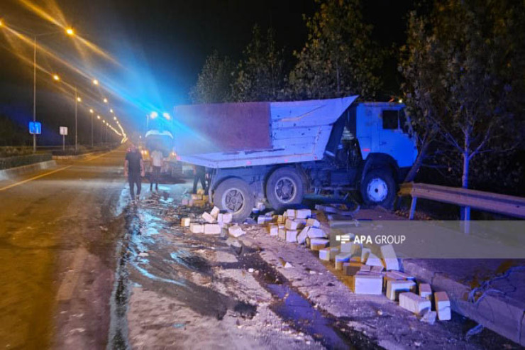 "TIR" daş yüklü avtomobilə çırpıldı 