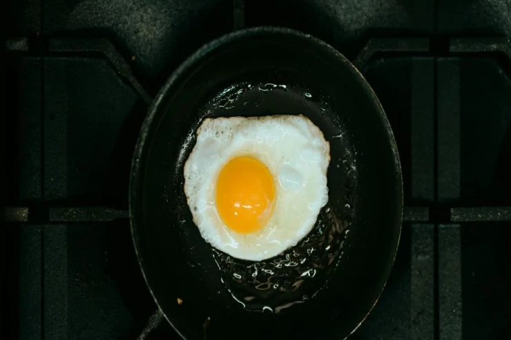 Niyə  soyuq yumurtanı   qızartmamalısınız? – Aşpazların CAVABI 