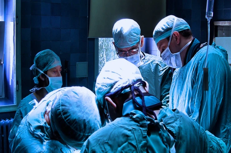 Azərbaycanda boğaz əti  kəsilən yeniyetmə qız öldü 