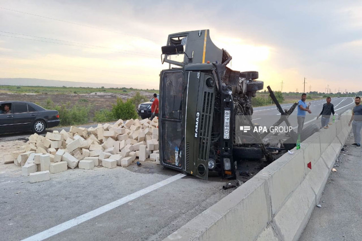 Ucarda "KamAZ" aşdı, Bakı-Qazax yolu bağlandı