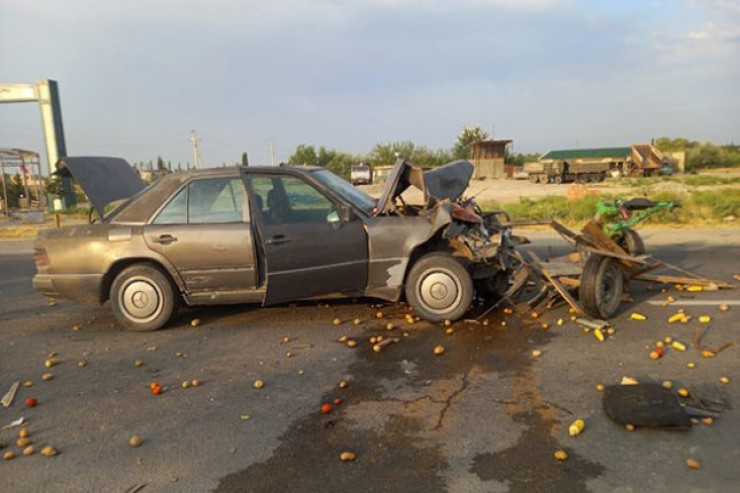 Yevlaxda "Mercedes" motobloka çırpıldı, sərnişin öldü 