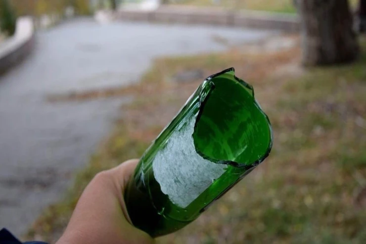 Saatlıda su üstündə MÜBAHİSƏ:  Əmisini şüşə ilə doğradı 