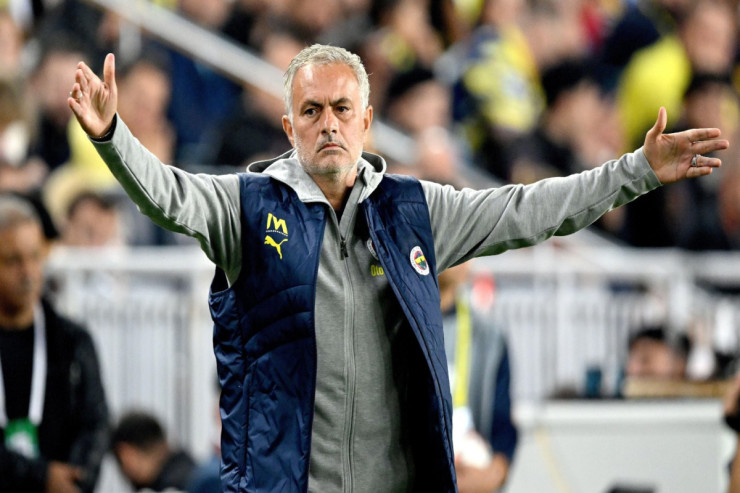 Mourinyonun cəzası iki oyuna  endirildi