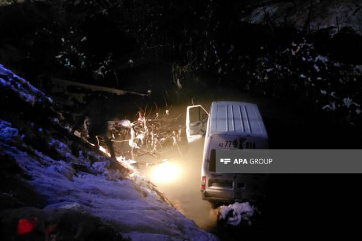 Lənkəranda yük maşını  çaya düşdü  