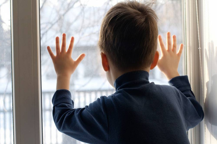 Bakıda uşaq binadan yıxıldı