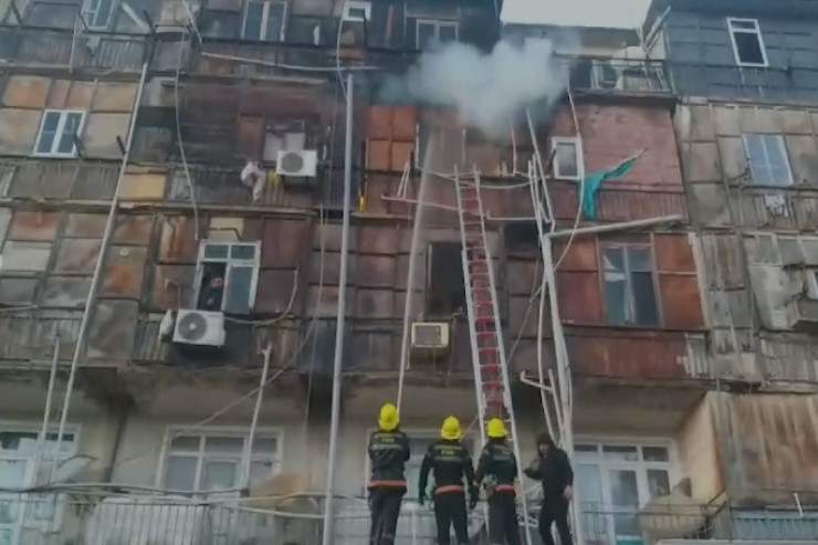 Binədə yaşayış binası belə yandı - VİDEO 